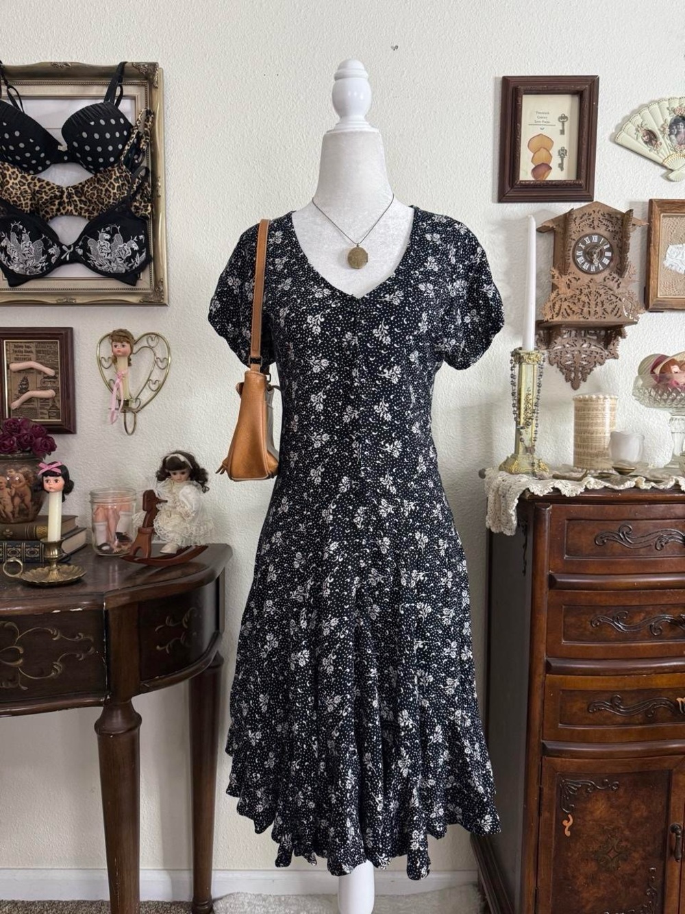 Vintage 90’s dainty whimsical flowy drop waist black and white floral knee lengt